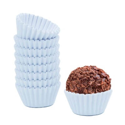 Papéis brancos para doces com brigadeiro coberto de chocolate
