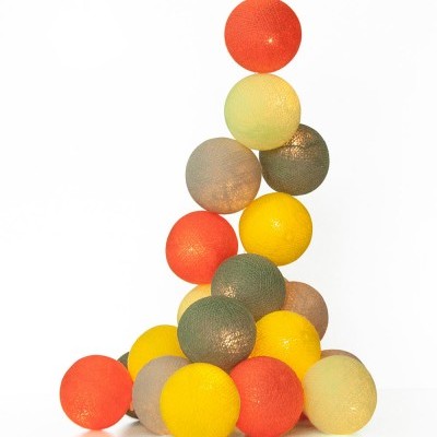 Bolas decorativas coloridas empilhadas em pirâmide