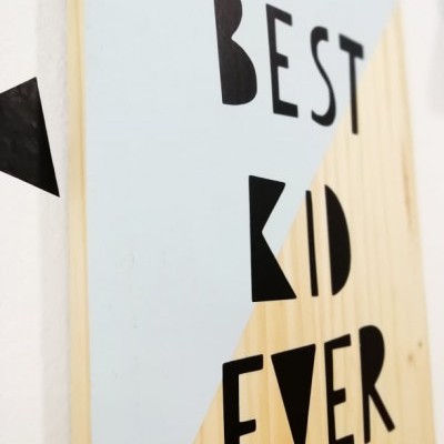 Quadro decorativo azul claro e madeira com texto BEST KID EVER