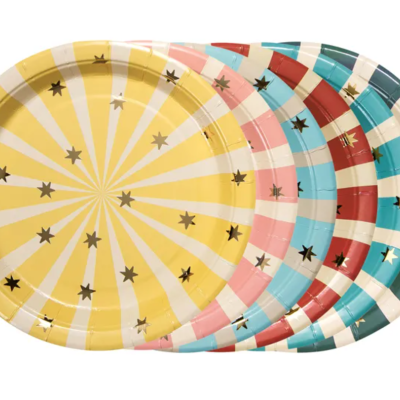 Conjunto de cinco pratos de papel coloridos com estrelas douradas