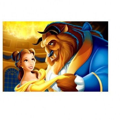 Personagens Bela e a Fera em salão de baile iluminado