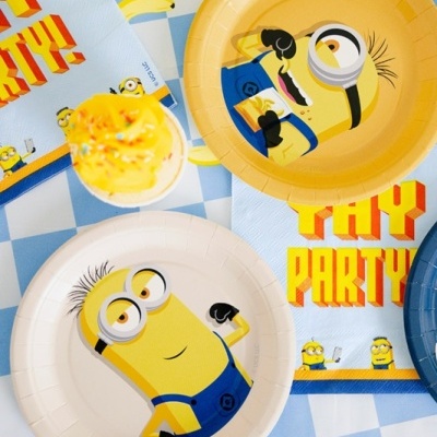 Pratos e guardanapos de festa com tema Minions e cupcake amarelo