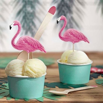 Duas taças azuis com gelado branco e decoração de flamingos cor-de-rosa.