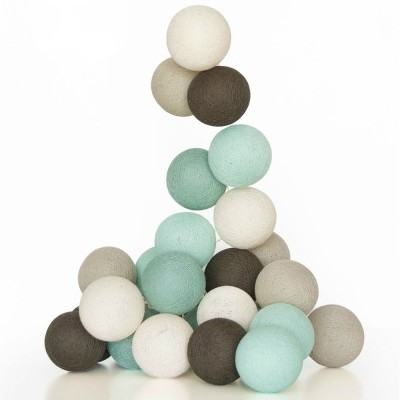 Bolas decorativas de algodão em bege, castanho e azul-turquesa empilhadas.