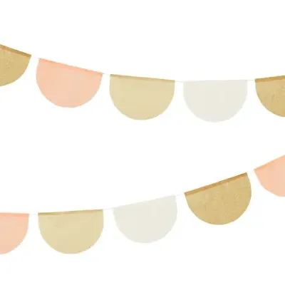 Bandeirolas decorativas de papel em tons nude, branco, bege e rosa claro em fundo branco.
