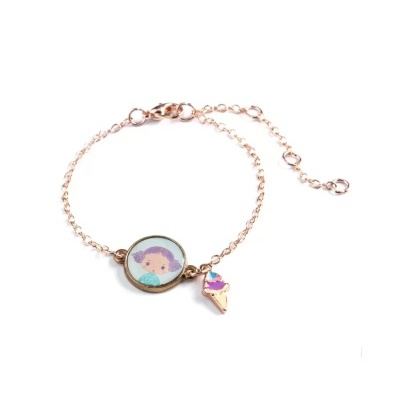 Pulseira dourada com medalhão ilustrado e pendente de gelado