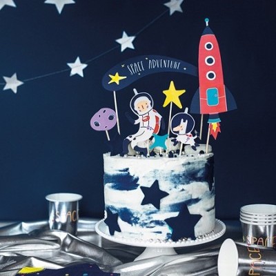 Bolo decorado com tema espacial com astronauta, foguete e estrelas em papel