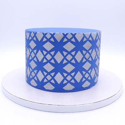 Adesivo decorativo azul com padrão geométrico cinzento prateado em rolo