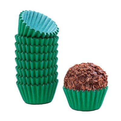 Forminhas de papel verdes para brigadeiro com brigadeiro coberto de chocolate