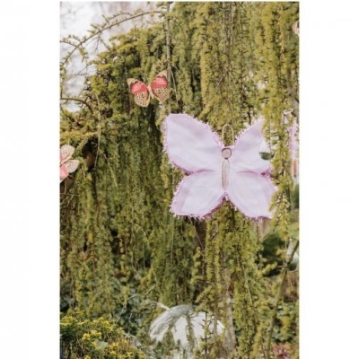 Borboletas decorativas penduradas em ramos de musgo