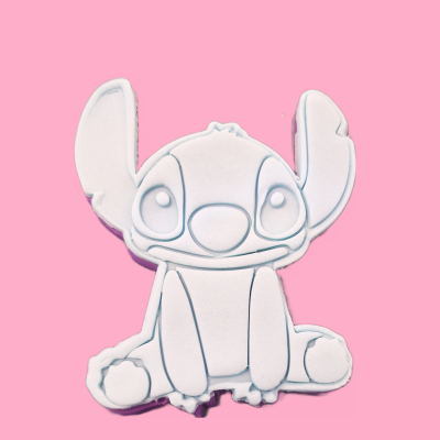 Boneco de pelúcia branco do personagem Stitch sobre fundo rosa