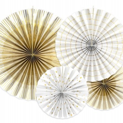 Leques decorativos de papel dourados e brancos com padrões metálicos