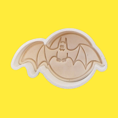 Prato infantil em forma de morcego castanho claro com relevo, fundo amarelo