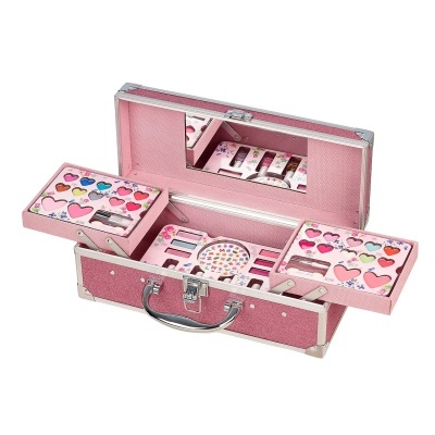 Estojo de maquiagem cor-de-rosa aberto com sombras coloridas em formato de coração