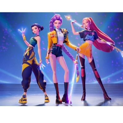 Três personagens femininas digitais com roupas futuristas e espadas luminosas em fundo azul e roxo.