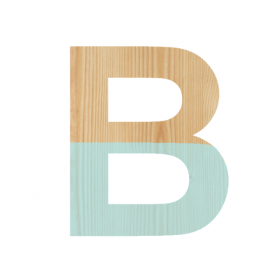 Letra B decorativa em madeira com pintura azul e acabamento natural