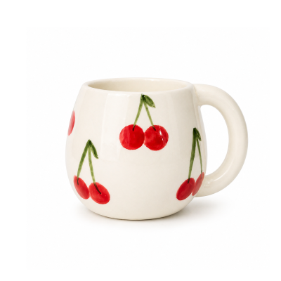 Caneca branca com padrão de cerejas vermelhas e verdes