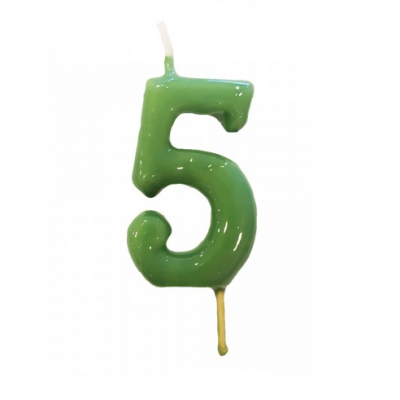 Vela verde em forma do número 5 com pavio