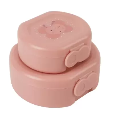 Dois recipientes de plástico rosa com fecho, um sobre o outro, com desenho de borboleta no topo do recipiente maior.