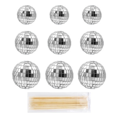 Bolas de espelho prateado e palitos de madeira