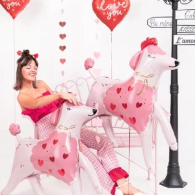 Cães infláveis cor de rosa com corações e balão vermelho em forma de coração com texto Love you