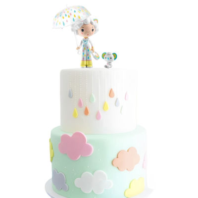 Bolo decorado com gotas de chuva, nuvens coloridas e topo com boneca e elefante