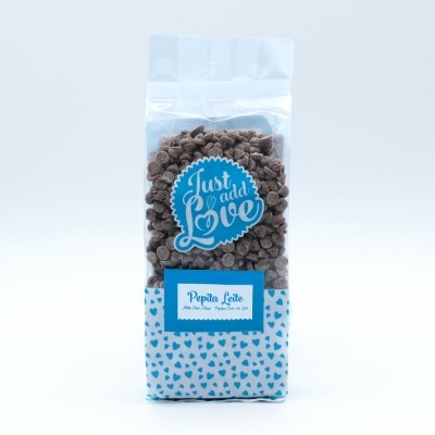 Pacote transparente de pepitas de chocolate de leite com rótulo azul e padrão de corações azuis