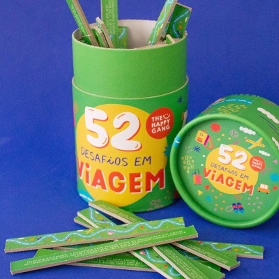 Embalagem cilíndrica verde com tiras de papel e texto 