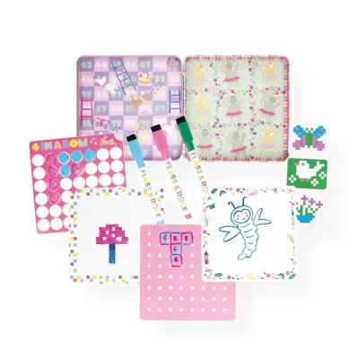 Conjunto de jogos e atividades infantis coloridos com tabuleiros, marcadores e cartões