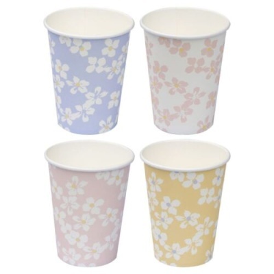 Quatro copos de papel com padrão de flores brancas em azul, branco, rosa e amarelo