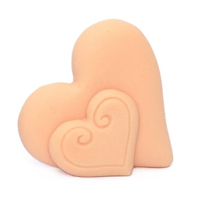 Dois corações de espuma cor-de-rosa sobre fundo branco