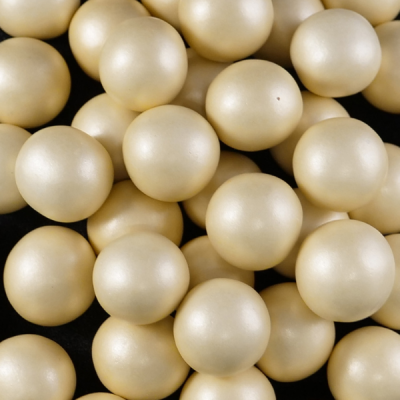 Bolas redondas bege peroladas sobre fundo escuro