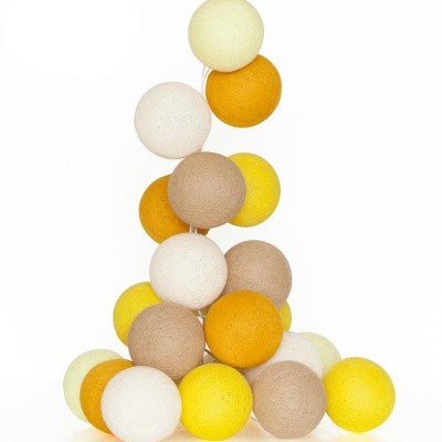 Bolas decorativas de algodão em cores pastel empilhadas.