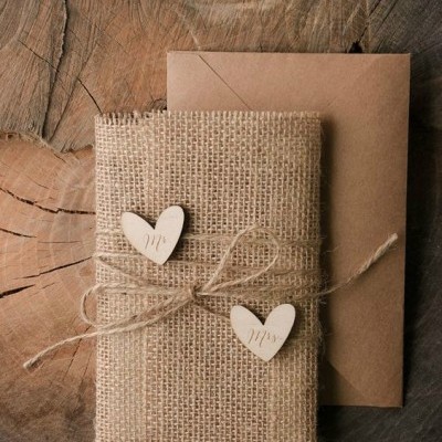 Capa de tecido de juta com corações de madeira e cordão
