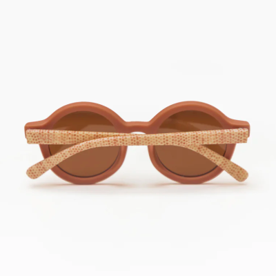 Óculos de sol castanhos com hastes de padrão entrelaçado sobre fundo branco