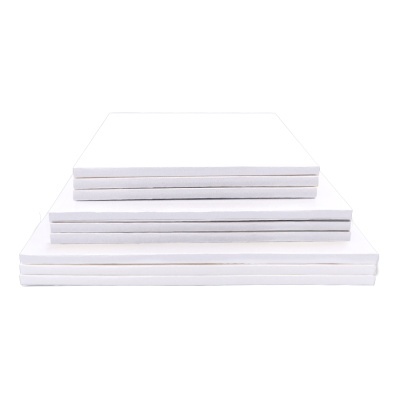 Conjunto de telas de pintura brancas empilhadas de diferentes tamanhos