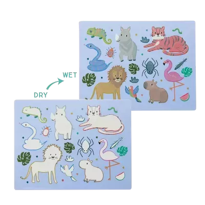 Tapetes infantis azuis com desenhos coloridos de animais e folhas