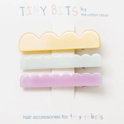 Molhas de cabelo coloridas em tons pastel com padrão ondulado em embalagem branca com texto colorido