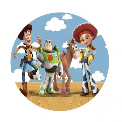 Quatro personagens animados com roupas de cowboy, astronauta e um cavalo numa base de madeira com fundo azul e nuvens brancas.