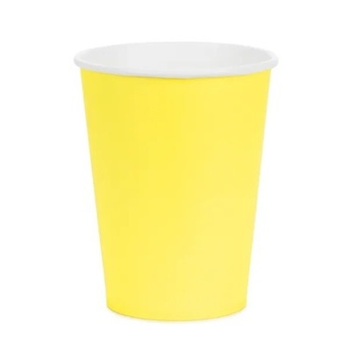 Copo de papel amarelo com interior branco isolado em fundo branco