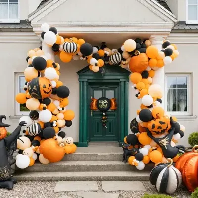 Decoração de Halloween com balões laranja, preto e branco e figuras infláveis na entrada de casa