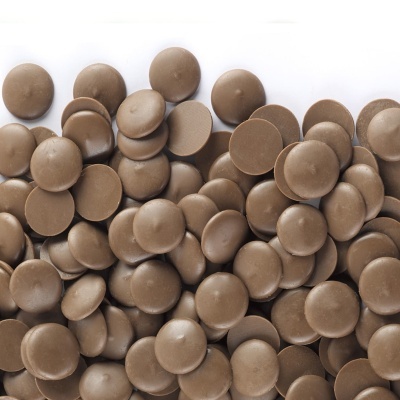 Muitas gotas redondas de chocolate ao leite sobre fundo branco