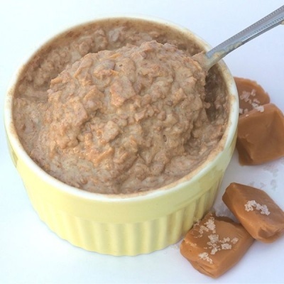 Tigela amarela com creme castanho e caramelos salpicados