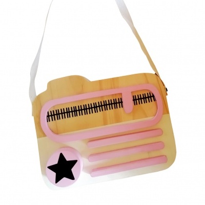 Bolsa de mão amarela translúcida com detalhes rosa e estrela preta