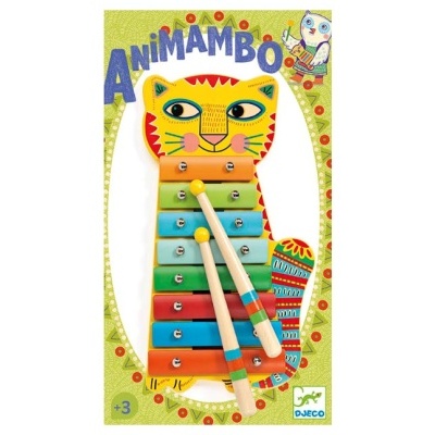 Xilofone de madeira colorido em forma de gato com baquetas, numa embalagem verde com texto.