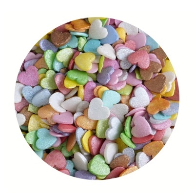 Confetes coloridos em forma de corações pequenos