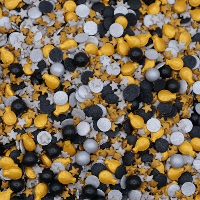 Confeitos decorativos em várias formas e cores para bolos