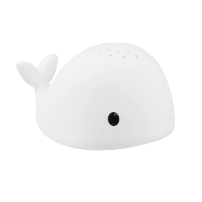 Produto em forma de baleia branca com olho preto e perfurações no topo