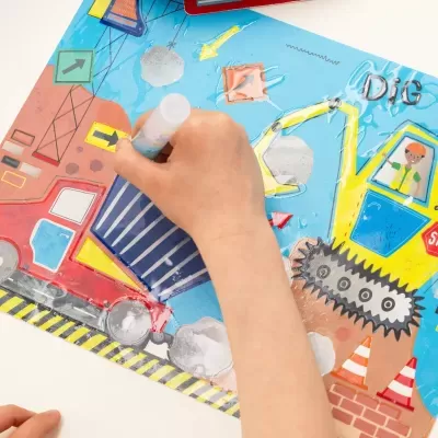 Tapete infantil com desenhos de máquinas e criança desenhando com caneta