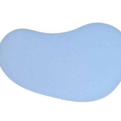 Tapete antiderrapante azul claro texturizado com forma ovalada